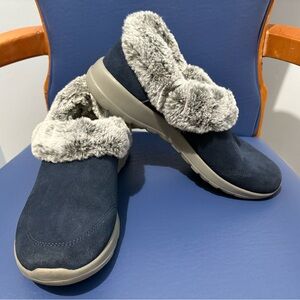 Skechers women’s on-the-go navy Joy suede and faux fur slip-ons, Size 9